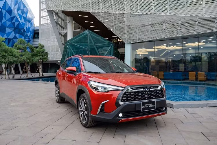 "Soi" top 10 xe ôtô bán chạy nhất tại Việt Nam năm 2022 - Hình 6 Toyota Corolla Cross - 18.994 xe Được mệnh danh là "con cưng" của Toyota, 2 năm kể từ khi ra mắt, Corolla Cross vẫn luôn giữ vững phong độ, luôn nằm trong top những xe bán chạy trong tháng.