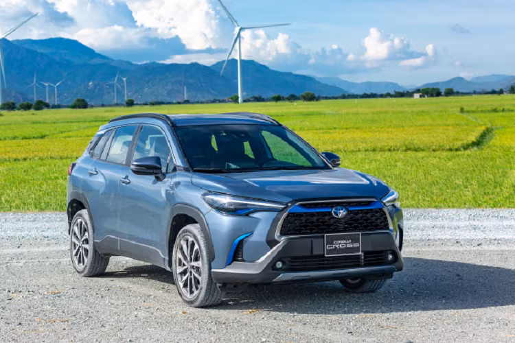 "Soi" top 10 xe ôtô bán chạy nhất tại Việt Nam năm 2022 - Hình 7 Tổng doanh số hiện tại của mẫu xe này đạt 18.994 xe và vẫn có khả năng vượt mặt "người anh em" Vios. Mẫu SUV này hiện được phân phối ở Việt Nam với 3 phiên bản, trong đó có cả bản Hybrid, giá dao động từ 746-936 triệu đồng.