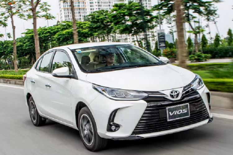 "Soi" top 10 xe ôtô bán chạy nhất tại Việt Nam năm 2022 - Hình 2 Cứ theo đà này, nếu tháng cuối cùng của năm đạt doanh số tốt, mẫu sedan quốc dân nhà Toyota rất có thể sẽ trở thành chiếc xe bán chạy nhất Việt Nam trong năm 2022. Hiện Toyota Vios đang được phân phối tại Việt Nam với 6 phiên bản, giá bán dao động từ 483-635 triệu đồng.