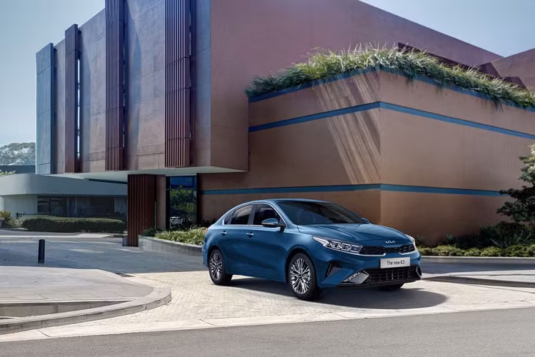 "Soi" top 10 xe ôtô bán chạy nhất tại Việt Nam năm 2022 - Hình 17 Kia K3 - 10.689 xe Từ cuối năm 2021, Kia Cerato đời mới ra mắt và được đổi tên thành Kia K3 tương tự bản quốc tế. Kiểu dáng mới mẻ, trang bị đầy đủ nhưng chưa thể giúp mẫu xe này cải thiện “chỗ đứng” của mình.