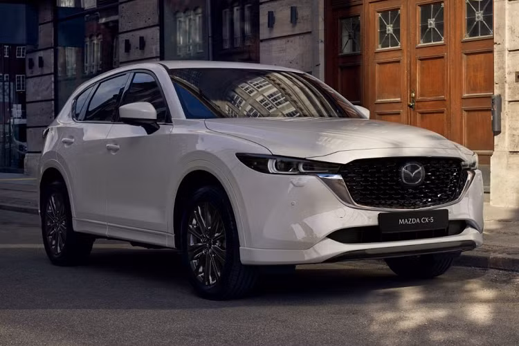 "Soi" top 10 xe ôtô bán chạy nhất tại Việt Nam năm 2022 - Hình 14 Thiết kế hiện đại, công nghệ hàng đầu phân khúc, trải nghiệm lái thú vị, Mazda CX-5 được đánh giá là một mẫu xe cân bằng rất tốt nhiều yếu tố. Xe đang được phân phối với 7 phiên bản, giá dao động từ 839 - 1,059 tỷ đồng.