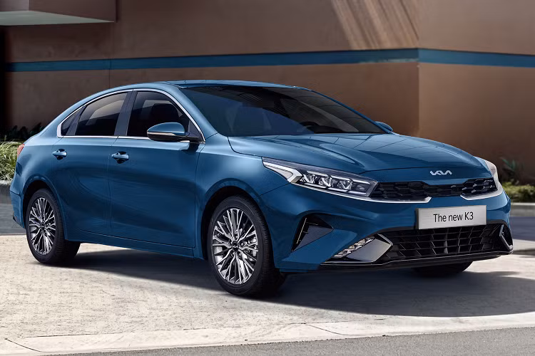 "Soi" top 10 xe ôtô bán chạy nhất tại Việt Nam năm 2022 - Hình 18 Tạm xếp ở vị trí thứ 10 là Kia K3, với tổng doanh số đạt 10.689 xe sau 11 tháng. Nếu không cố gắng bứt tốc, có lẽ mẫu sedan này sẽ khó có thể trụ lại trong top 10 xe bán chạy nhất năm. Kia K3 đang được phân phối tại Việt Nam với 5 phiên bản, giá dao động từ 619 - 819 triệu đồng.