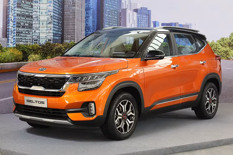 "Soi" top 10 xe ôtô bán chạy nhất tại Việt Nam năm 2022 - Hình 16 So với năm 2021, mẫu xe nhà Kia có vẻ phong độ không được ổn định, tuy nhiên, với giá bán mềm, khoang cabin rộng rãi, trang bị tiện nghi, Kia Seltos vẫn được đánh giá là lựa chọn hấp dẫn trong phân khúc 5 chỗ gầm cao hạng B. Hiện tại xe đang được phân phối tại Việt Nam với 4 phiên bản, giá dao động từ 649 - 759 triệu đồng.