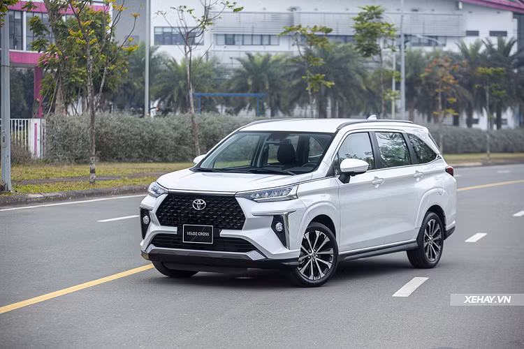 "Soi" top 10 xe ôtô bán chạy nhất tại Việt Nam năm 2022 - Hình 11 Toyota Veloz - 12.876 xe Dù chỉ mới được ra mắt từ tháng 3, Toyota Veloz nhanh chóng chứng tỏ vị thế và đe dọa "ngôi vương" của Mitsubishi Xpander. Toyota Veloz đạt doanh số bán ra 12.876 xe trong vòng 8 tháng. Dù doanh số có phần không ổn định, nhưng Toyota Veloz vẫn là một trong những mẫu MPV bình dân bán chạy nhất thị trường.