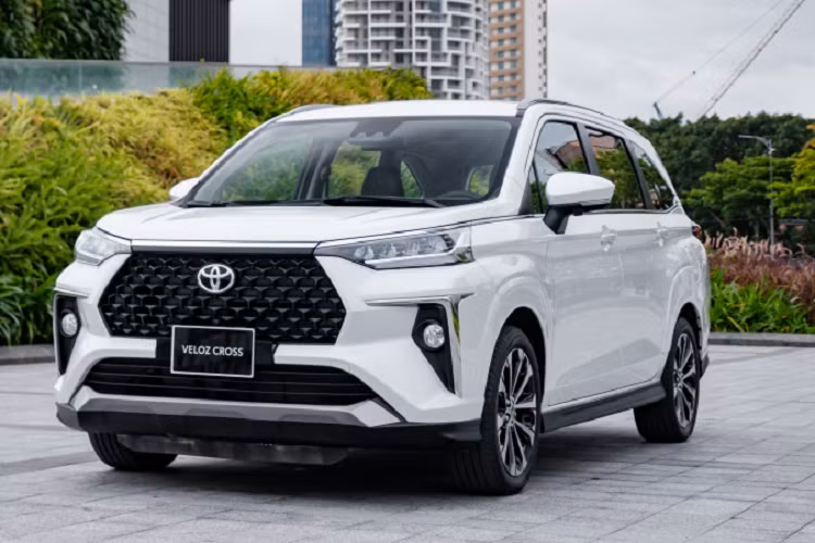 "Soi" top 10 xe ôtô bán chạy nhất tại Việt Nam năm 2022 - Hình 12 Xe có hai phiên bản là CVT và CVT Top. Với giá bán cho hai phiên bản lần lượt là 648 và 688 triệu đồng. Kể từ cuối tháng 12, mẫu MPV nhà Toyota sẽ chính thức được lắp ráp trong nước. Chủ động nguồn cung, thời gian giao hàng nhanh chóng, tiết kiệm hơn, hứa hẹn Toyota Veloz sẽ có một năm mới cực kỳ bùng nổ về doanh số.