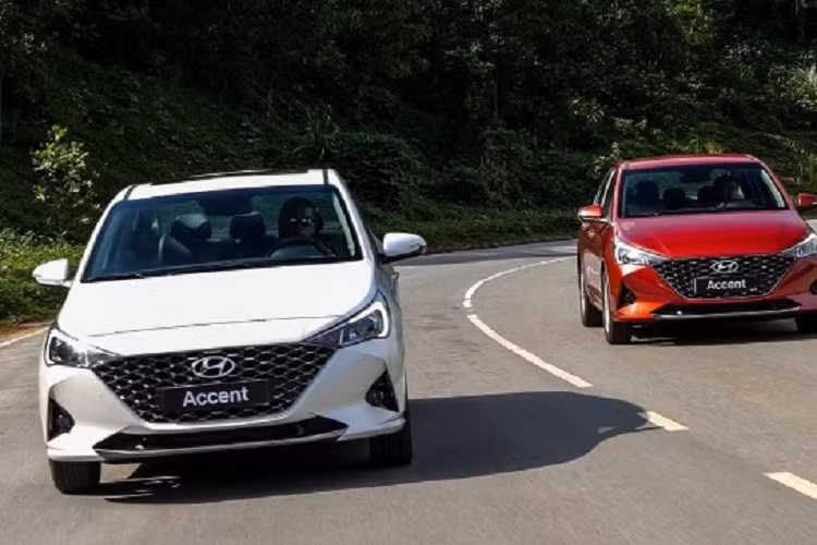 "Soi" top 10 xe ôtô bán chạy nhất tại Việt Nam năm 2022 - Hình 5 Hyundai Accent - 19.716 xe Sức nóng của “Á quân” năm 2021 vẫn chưa bao giờ giảm. Tổng doanh số 11 tháng năm 2022 của mẫu xe này đạt 19.716 xe, kém Toyota Vios 1.049 xe. Hyundai Accent là một trong những mẫu xe có doanh số ổn định, nằm trong top những xe bán chạy nhất thị trường. Accent đang được phân phối với giá từ 426-542 triệu đồng.