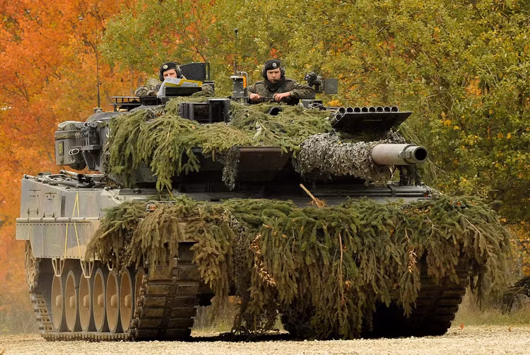 Gã khổng lồ Leopard của Ukraine lép vế trước kẻ tí hon FPV Nga - Hình 4 Ga khong lo Leopard cua Ukraine lep ve truoc ke ti hon FPV Nga-Hinh-4