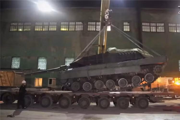 Gã khổng lồ Leopard của Ukraine lép vế trước kẻ tí hon FPV Nga - Hình 10 Ga khong lo Leopard cua Ukraine lep ve truoc ke ti hon FPV Nga-Hinh-10