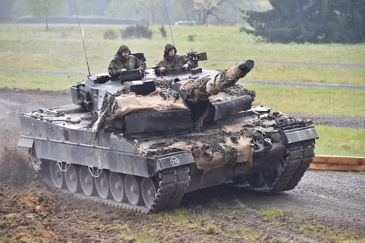 Gã khổng lồ Leopard của Ukraine lép vế trước kẻ tí hon FPV Nga - Hình 11 Ga khong lo Leopard cua Ukraine lep ve truoc ke ti hon FPV Nga-Hinh-11