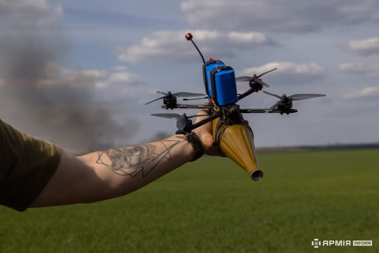 Gã khổng lồ Leopard của Ukraine lép vế trước kẻ tí hon FPV Nga - Hình 7 Ga khong lo Leopard cua Ukraine lep ve truoc ke ti hon FPV Nga-Hinh-7