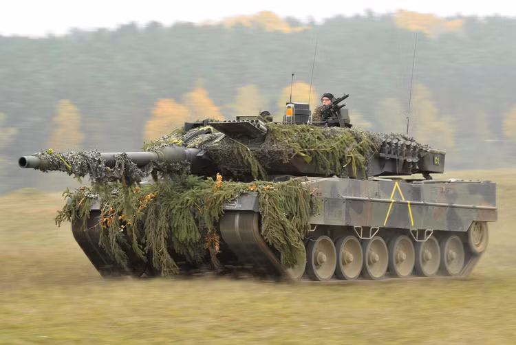 Gã khổng lồ Leopard của Ukraine lép vế trước kẻ tí hon FPV Nga - Hình 2 Ga khong lo Leopard cua Ukraine lep ve truoc ke ti hon FPV Nga-Hinh-2