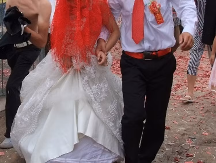 Chú rể biến mất đêm tân hôn, cô dâu lộ bí mật ghê rợn - Hình 2 Chu re bien mat dem tan hon, co dau lo bi mat ghe ron-Hinh-2