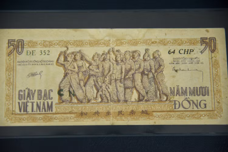 Người có bộ sưu tập tiền cổ hơn 10.000 tờ - Hình 4 Nguoi co bo suu tap tien co hon 10.000 to-Hinh-4