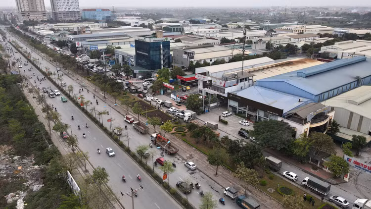 Hàng trăm xe xếp hàng tại TT đăng kiểm 29-08D trước khi bị khám xét - Hình 8 Hang tram xe xep hang tai TT dang kiem 29-08D truoc khi bi kham xet-Hinh-8