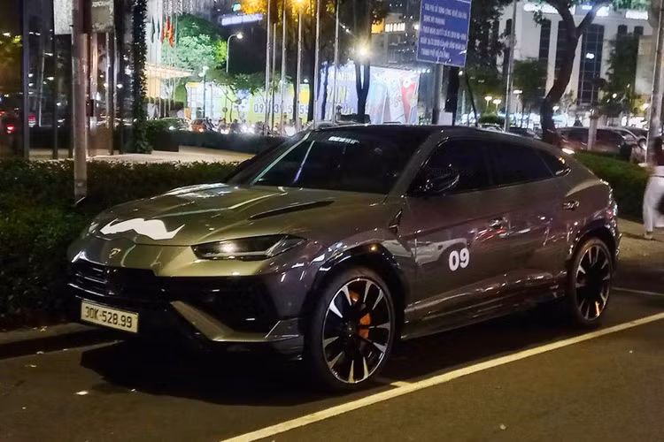 Tận thấy "đàn bò tót" Lamborghini trăm tỷ đồng tại Sài Gòn - Hình 4 Tan thay