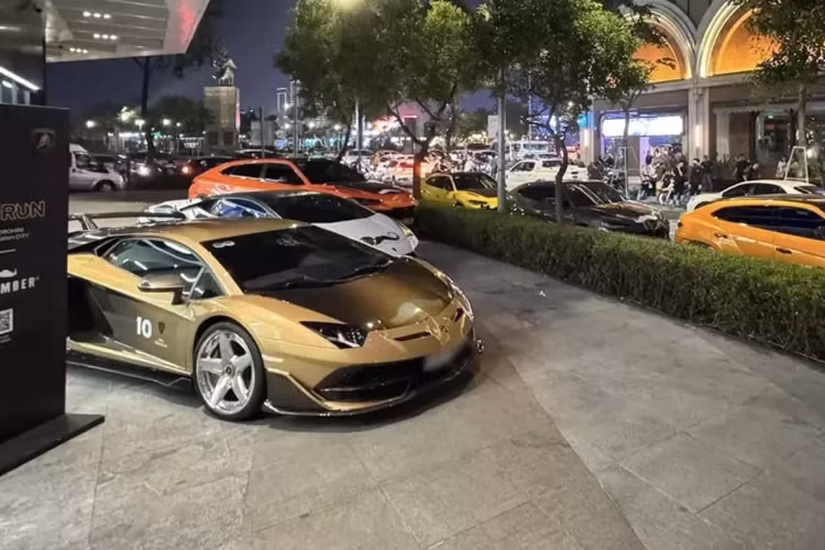 Tận thấy "đàn bò tót" Lamborghini trăm tỷ đồng tại Sài Gòn - Hình 2 Tan thay