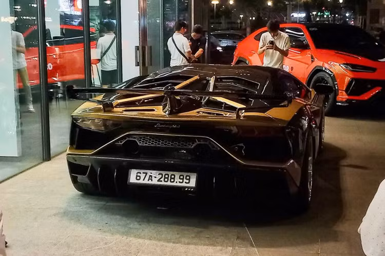 Tận thấy "đàn bò tót" Lamborghini trăm tỷ đồng tại Sài Gòn - Hình 5 Tan thay