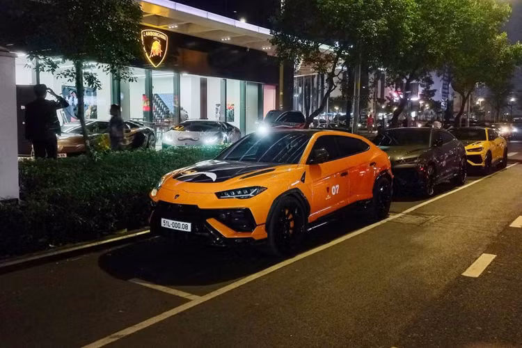 Tận thấy "đàn bò tót" Lamborghini trăm tỷ đồng tại Sài Gòn - Hình 3 Tan thay