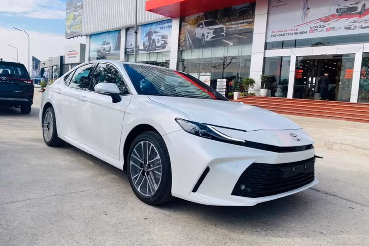 Cận cảnh Toyota Camry 2024 bản tiêu chuẩn rẻ nhất tại Việt Nam Can canh Toyota Camry 2024 ban tieu chuan re nhat tai Viet Nam