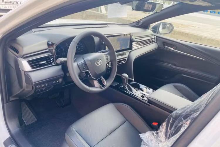 Cận cảnh Toyota Camry 2024 bản tiêu chuẩn rẻ nhất tại Việt Nam - Hình 4 Can canh Toyota Camry 2024 ban tieu chuan re nhat tai Viet Nam-Hinh-4