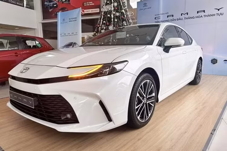 Cận cảnh Toyota Camry 2024 bản tiêu chuẩn rẻ nhất tại Việt Nam - Hình 8 Can canh Toyota Camry 2024 ban tieu chuan re nhat tai Viet Nam-Hinh-8