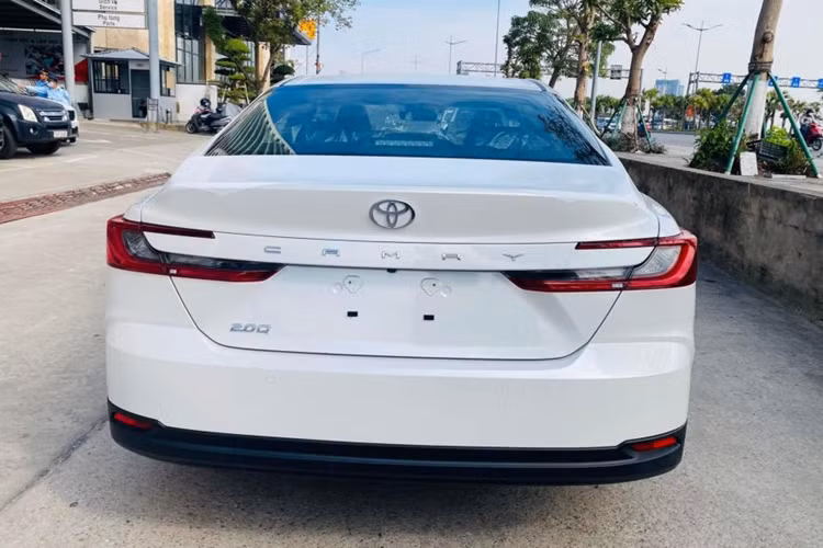 Cận cảnh Toyota Camry 2024 bản tiêu chuẩn rẻ nhất tại Việt Nam - Hình 7 Can canh Toyota Camry 2024 ban tieu chuan re nhat tai Viet Nam-Hinh-7