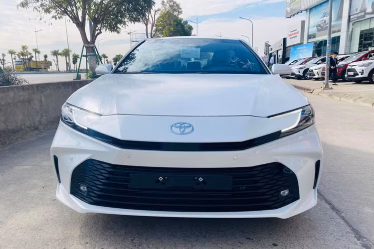 Cận cảnh Toyota Camry 2024 bản tiêu chuẩn rẻ nhất tại Việt Nam - Hình 2 Can canh Toyota Camry 2024 ban tieu chuan re nhat tai Viet Nam-Hinh-2