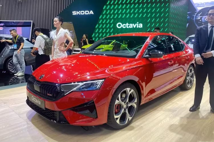 Bên cạnh Skoda Kodiaq thế hệ mới hay xe điện Enyaq iV, tại gian hàng của Skoda tại triển lãm VMS 2024, hãng xe đến từ Cộng hòa Séc còn gây bất ngờ khi trưng bày thêm chiếc xe Skoda Octavia 2025 mới nằm trong phân khúc sedan hạng C.