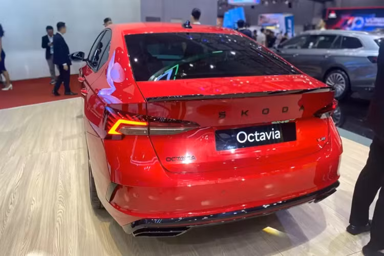 Trang bị an toàn của Skoda Octavia bản nâng cấp mới nhất sẽ được đưa vào những tính năng trợ lái nâng cao ADAS mới nhất. Xe có thêm tính năng hỗ trợ đỗ xe điều khiển từ xa, kết hợp với điều khiển bằng giọng nói Chat GPT dựa trên trí thông minh nhân tạo AI