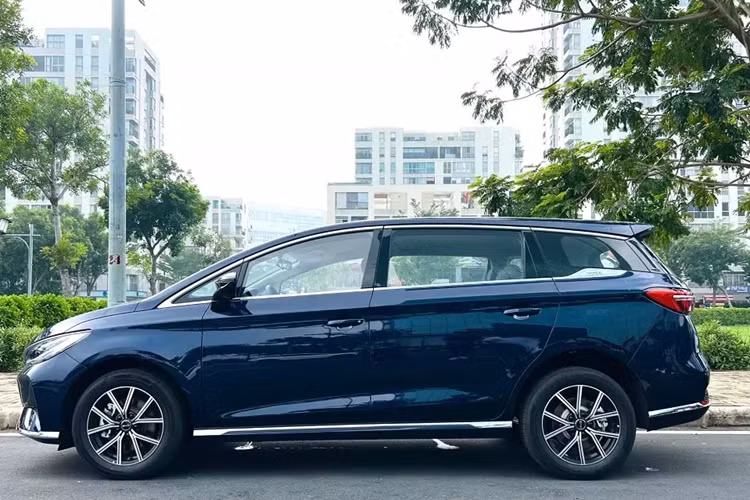 BYD M6 giá 756 triệu tại Việt Nam, đối thủ Toyota Innova Cross - Hình 3 BYD M6 gia 756 trieu tai Viet Nam, doi thu Toyota Innova Cross-Hinh-3