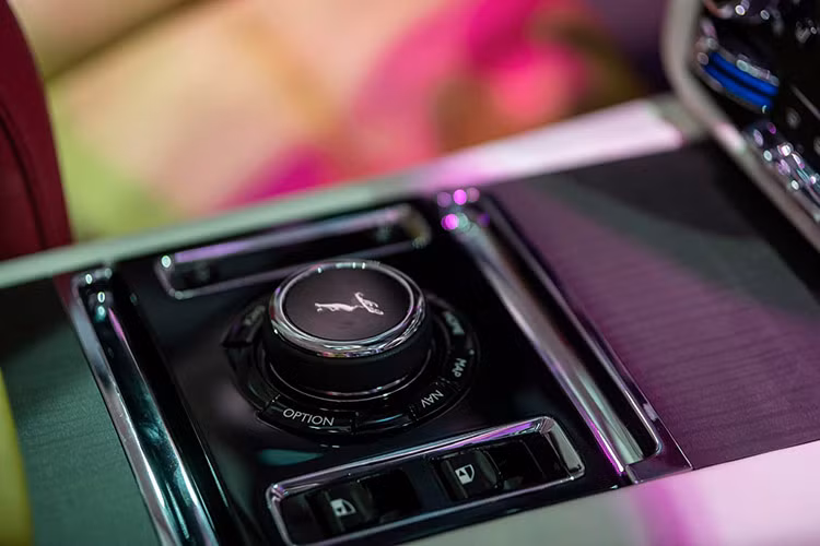 Rolls-Royce Spectre thu 2 cua dai gia Sai Gon, khong duoi 25 ty-Hinh-11
