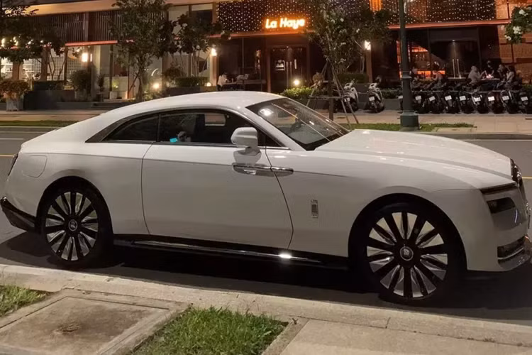 Bộ đôi Rolls-Royce siêu sang biển cặp 38 của đại gia Minh Nhựa - Hình 9 Bo doi Rolls-Royce sieu sang bien cap 38 cua dai gia Minh Nhua-Hinh-9