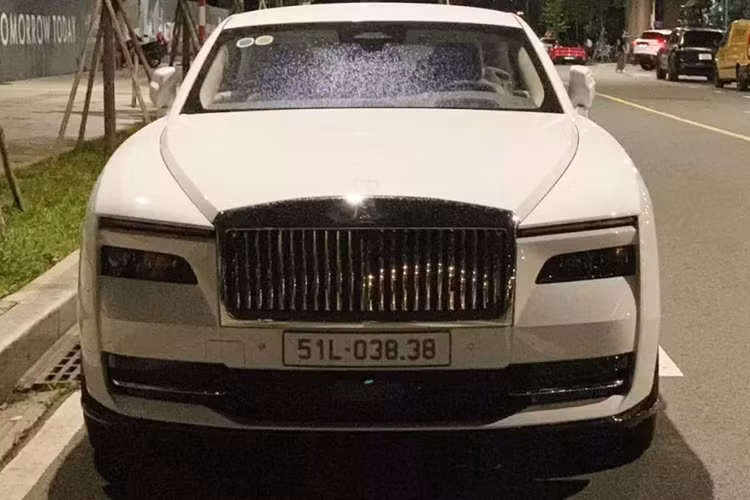 Bộ đôi Rolls-Royce siêu sang biển cặp 38 của đại gia Minh Nhựa - Hình 3 Bo doi Rolls-Royce sieu sang bien cap 38 cua dai gia Minh Nhua-Hinh-3