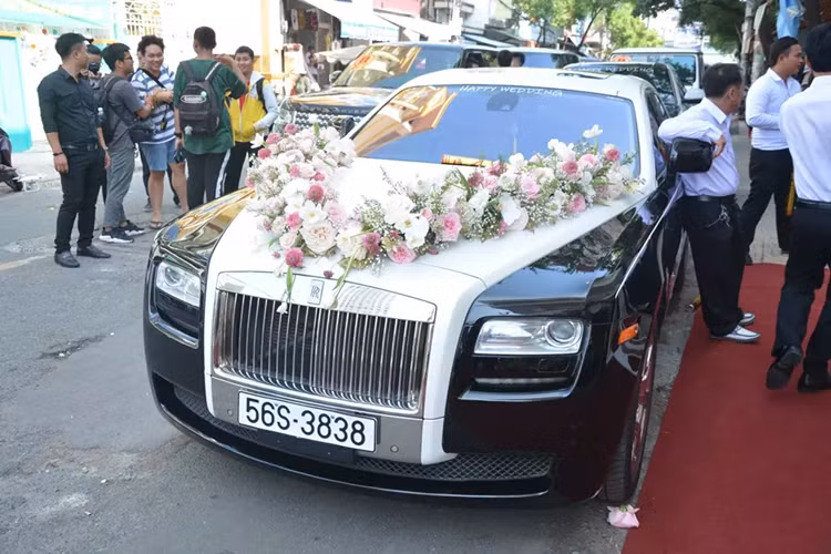 Bộ đôi Rolls-Royce siêu sang biển cặp 38 của đại gia Minh Nhựa - Hình 4 Bo doi Rolls-Royce sieu sang bien cap 38 cua dai gia Minh Nhua-Hinh-4