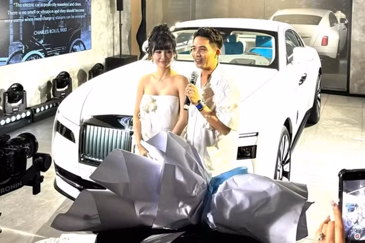 Bộ đôi Rolls-Royce siêu sang biển cặp 38 của đại gia Minh Nhựa - Hình 7 Bo doi Rolls-Royce sieu sang bien cap 38 cua dai gia Minh Nhua-Hinh-7