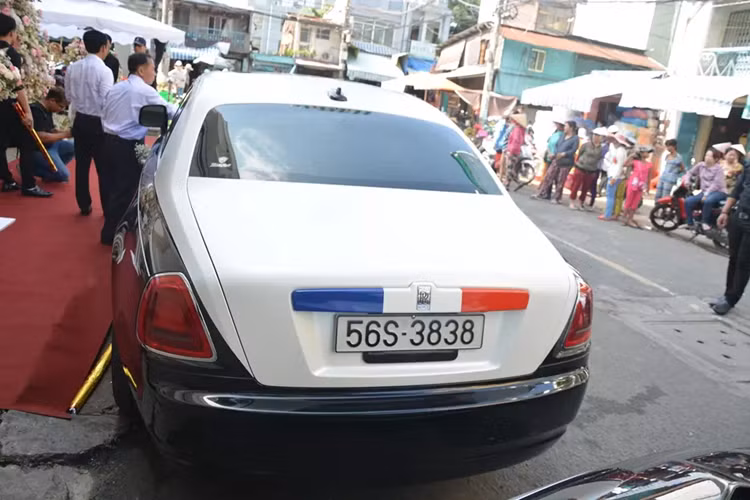 Bộ đôi Rolls-Royce siêu sang biển cặp 38 của đại gia Minh Nhựa - Hình 5 Bo doi Rolls-Royce sieu sang bien cap 38 cua dai gia Minh Nhua-Hinh-5