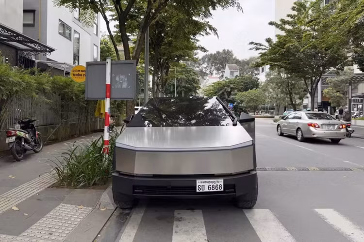 Cận cảnh Tesla Cybertruck 2024 hơn 6 tỷ đồng, đầu tiên phố Việt - Hình 2 Can canh Tesla Cybertruck 2024 hon 6 ty dong, dau tien pho Viet-Hinh-2