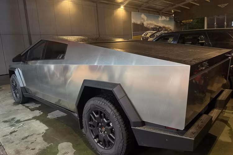 Cận cảnh Tesla Cybertruck 2024 hơn 6 tỷ đồng, đầu tiên phố Việt - Hình 10 Can canh Tesla Cybertruck 2024 hon 6 ty dong, dau tien pho Viet-Hinh-10
