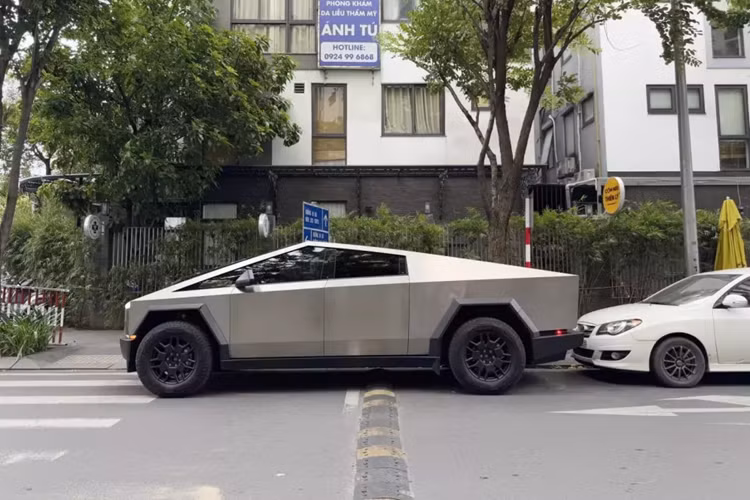 Cận cảnh Tesla Cybertruck 2024 hơn 6 tỷ đồng, đầu tiên phố Việt - Hình 11 Can canh Tesla Cybertruck 2024 hon 6 ty dong, dau tien pho Viet-Hinh-11