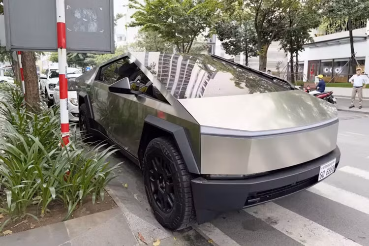 Cận cảnh Tesla Cybertruck 2024 hơn 6 tỷ đồng, đầu tiên phố Việt Can canh Tesla Cybertruck 2024 hon 6 ty dong, dau tien pho Viet