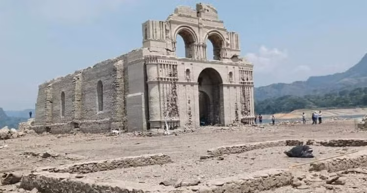 Nhà thờ 500 năm tuổi bỗng “hiện nguyên hình” vì lý do không ngờ - Hình 2 Nha tho 500 nam tuoi bong “hien nguyen hinh” vi ly do khong ngo-Hinh-2