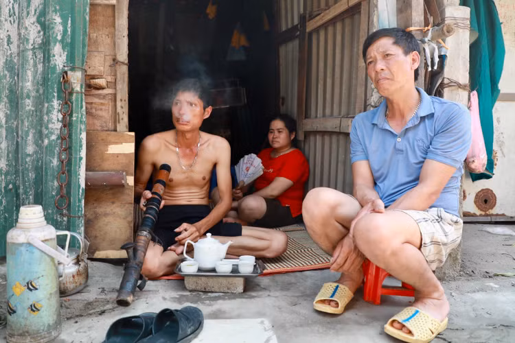 Nguoi lao dong ngheo o chan cau Long Bien mat ngu vi nang nong-Hinh-5