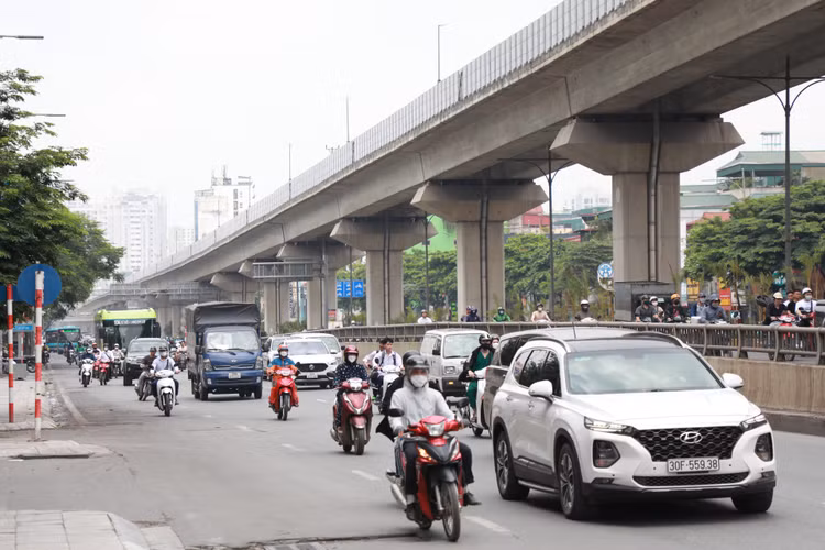 Ha Noi: Toan canh tuyen duong Nguyen Trai sap dung 8 “lo cot“-Hinh-11