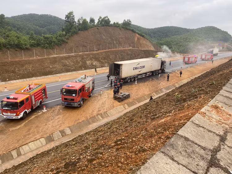 Hiện trường xe container bốc cháy ngùn ngụt trên cao tốc Cam Lộ - La Sơn - Hình 2 Hien truong xe container boc chay ngun ngut tren cao toc Cam Lo - La Son-Hinh-2