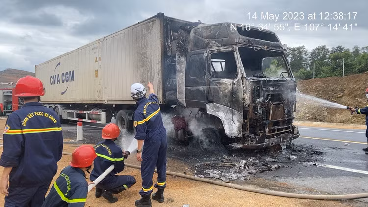 Hiện trường xe container bốc cháy ngùn ngụt trên cao tốc Cam Lộ - La Sơn - Hình 3 Hien truong xe container boc chay ngun ngut tren cao toc Cam Lo - La Son-Hinh-3