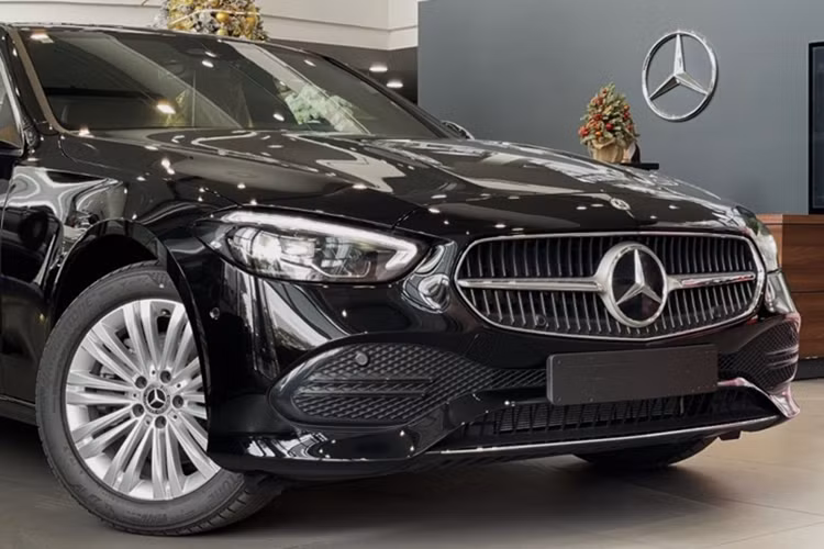 Mercedes-Benz Việt Nam nâng cấp C-Class 2025, từ 1,599 tỷ đồng - Hình 2 Mercedes-Benz Viet Nam nang cap C-Class 2025, tu 1,599 ty dong-Hinh-2