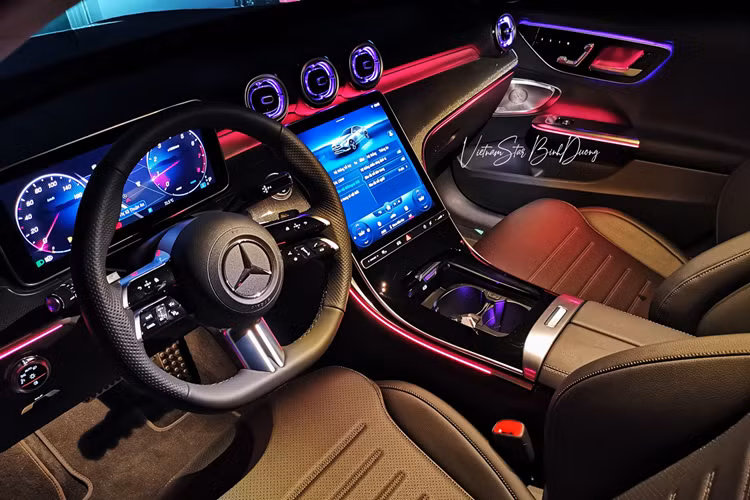 Mercedes-Benz Việt Nam nâng cấp C-Class 2025, từ 1,599 tỷ đồng - Hình 4 Mercedes-Benz Viet Nam nang cap C-Class 2025, tu 1,599 ty dong-Hinh-4