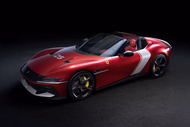 Ferrari 12Cilindri Spider lay cam hung mau sac tu xe dua F1 SF-25
