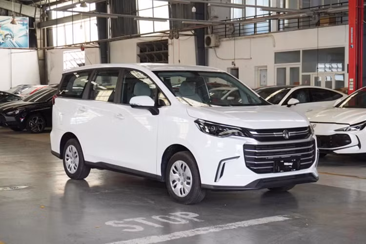 "Nội soi" các phiên bản MG G50 giá mềm sắp bán tại Việt Nam Mức giá xe MG G50 tại Việt Nam dự kiến khoảng 520 triệu đồng. Ngoài ra, nhân viên bán hàng còn cho biết xe về đợt đầu tại Việt Nam có số lượng giới hạn chỉ 300 chiếc. Từ đầu tháng 11/2024, một số đại lý MG đã thông báo nhận đặt cọc mẫu MPV G50 này.