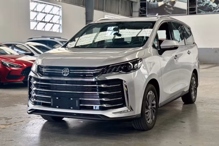 "Nội soi" các phiên bản MG G50 giá mềm sắp bán tại Việt Nam - Hình 4 Cụm đèn pha chính được kết nối liền mạch với lưới tản nhiệt, trong khi bên dưới là các chi tiết ốp hình chữ L cỡ lớn bao quanh hai bên. Thiết kế khu vực phía sau khá đơn giản với đèn hậu cùng chi tiết mạ chrome cỡ lớn tạo hình chữ U ở cản sau.